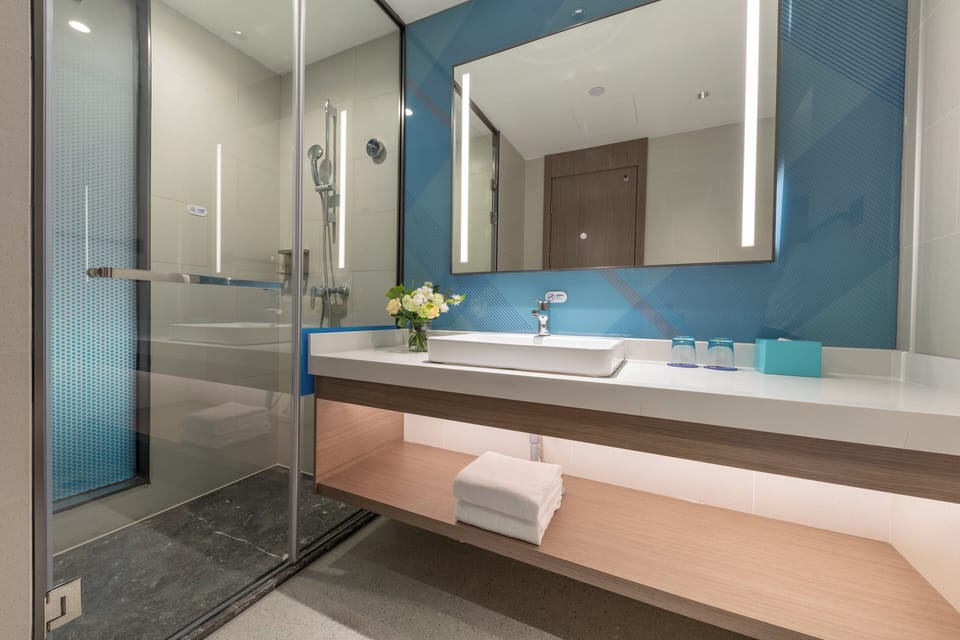 Shower, rainfall showerhead, free toiletries, hair dryer