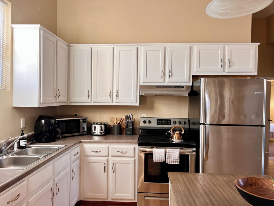 Fully equipped kitchen with island