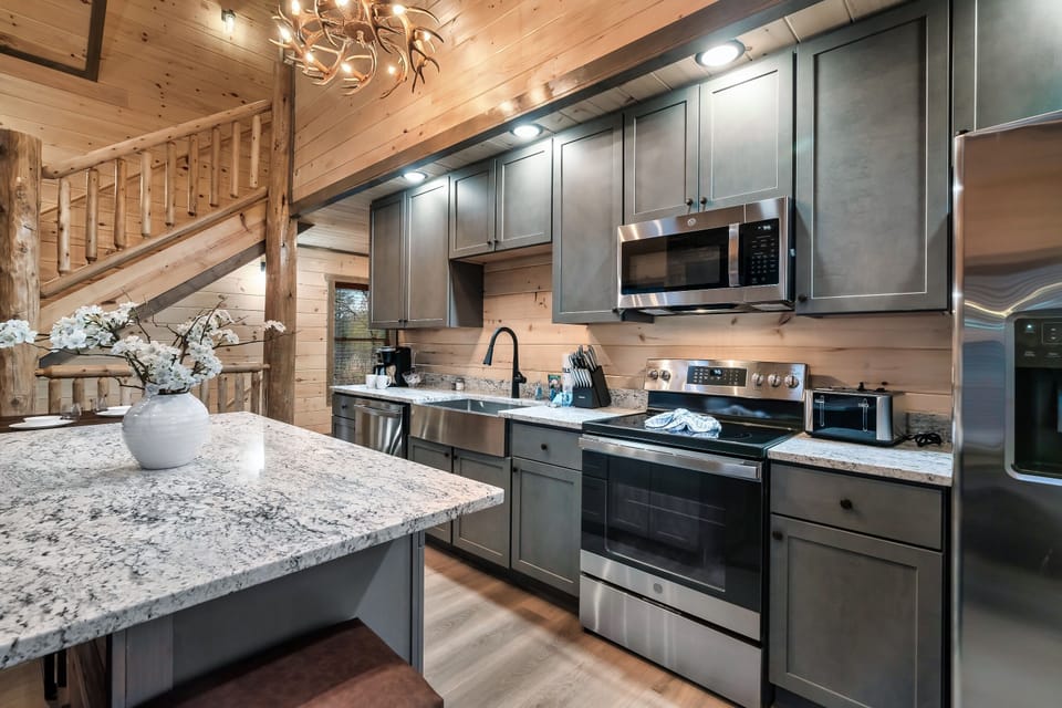 Brand new appliances, combo K-Cup / Drip coffee maker and well stocked kitchen