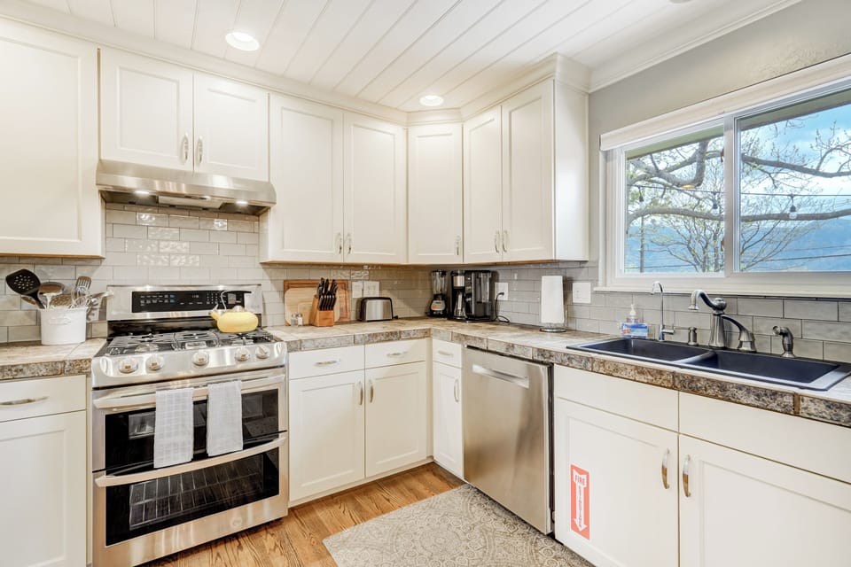 House | Private kitchen | Fridge, microwave, oven, dishwasher