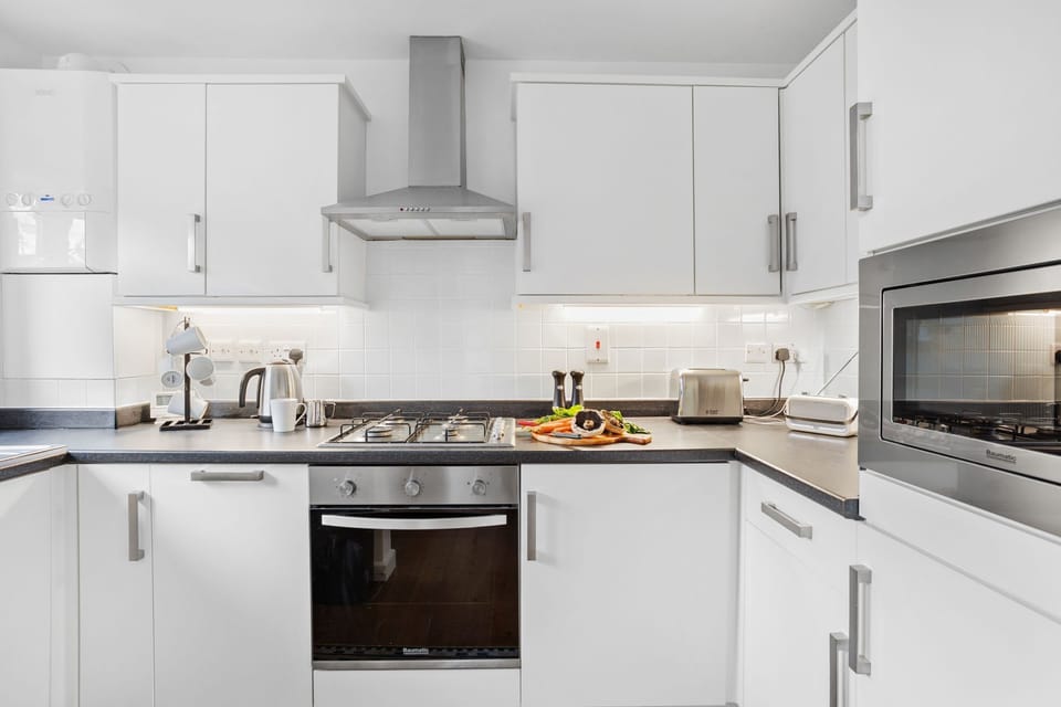 Kitchen with oven, hob, microwave, kettle & toaster - Vickery's Cottage