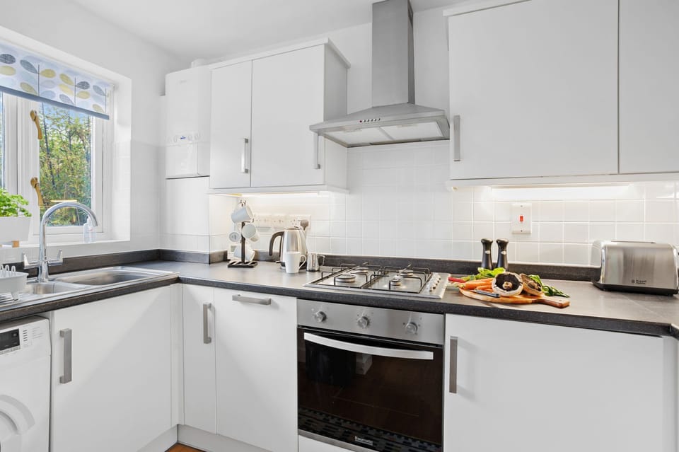 Kitchen with dishwasher, and washing machine - Vickery's Cottage