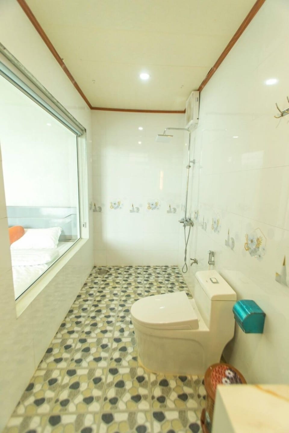 Family Room, Courtyard View | Bathroom | Slippers, towels