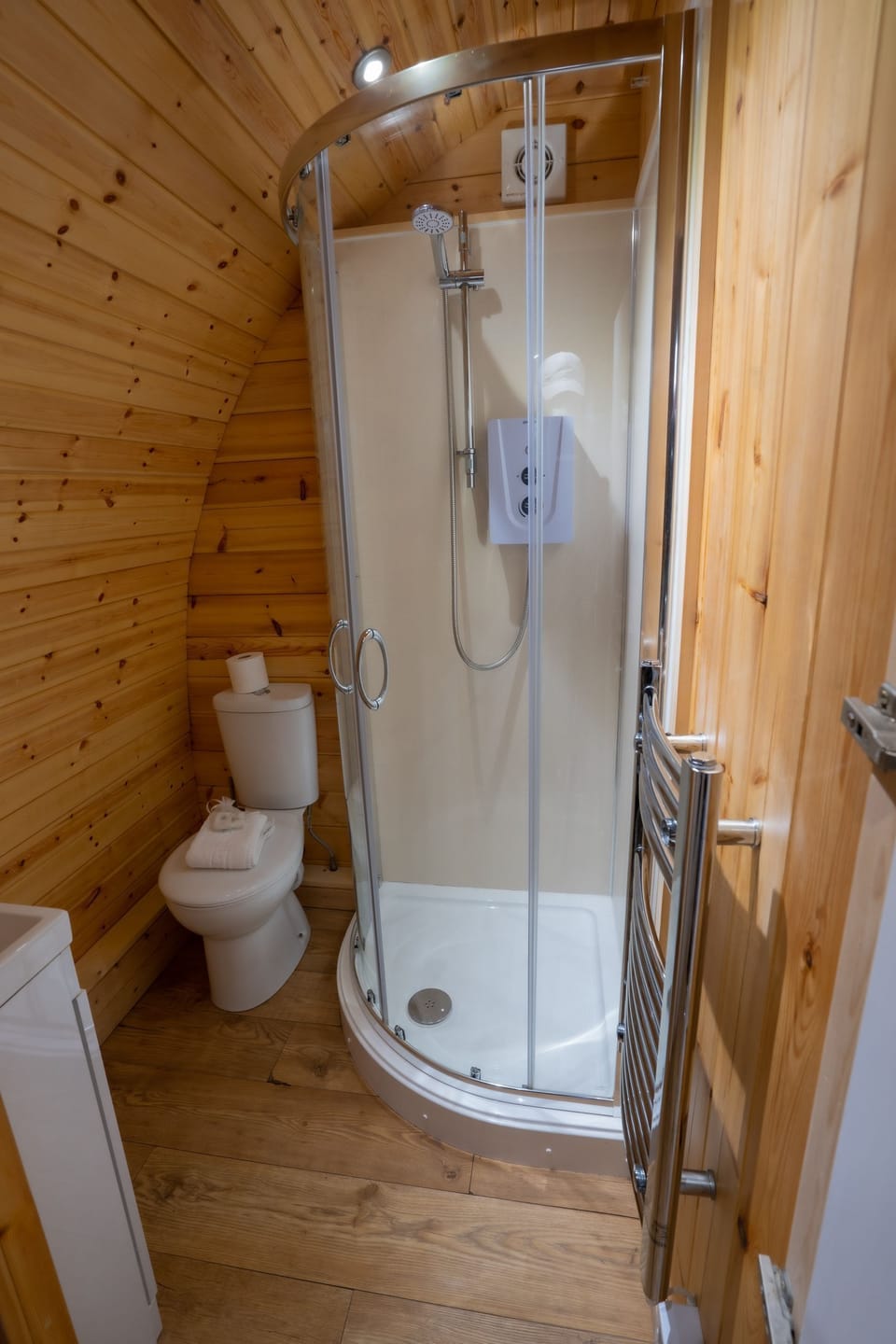 En-suite bathroom with shower, toilet and sink