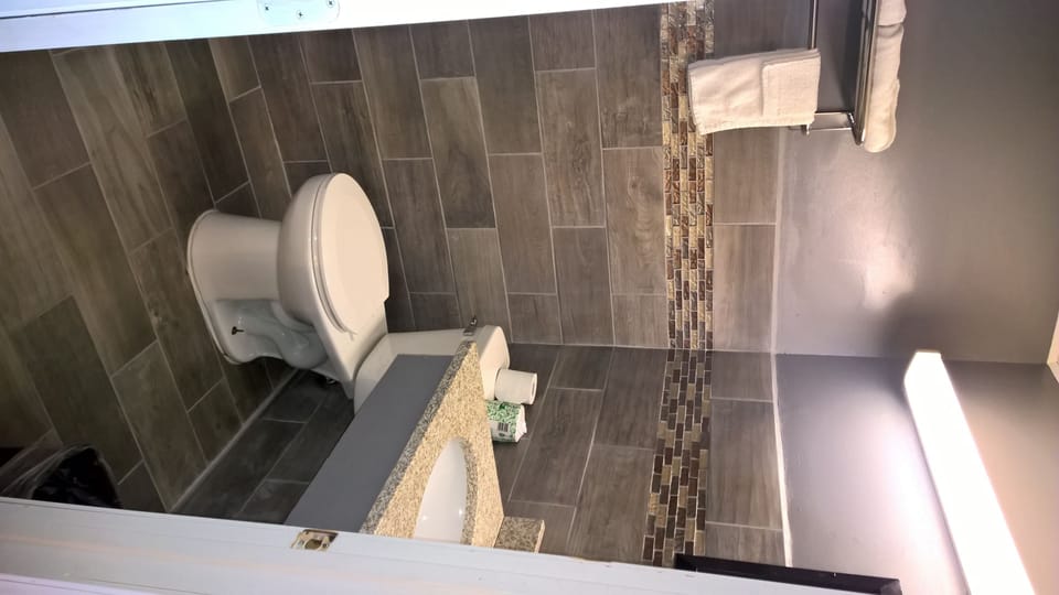 Combined shower/tub, free toiletries, towels