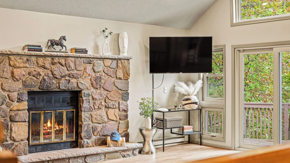 Emerald Bluff by Avantstay Lake Views, Deck, Fire Pit, Game Room Cottage in Pocono Mountains