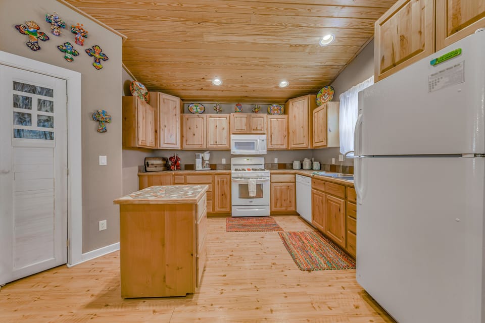 Kitchen | Blender | Crockpot | Trash Bags/Paper Towels | Main Floor