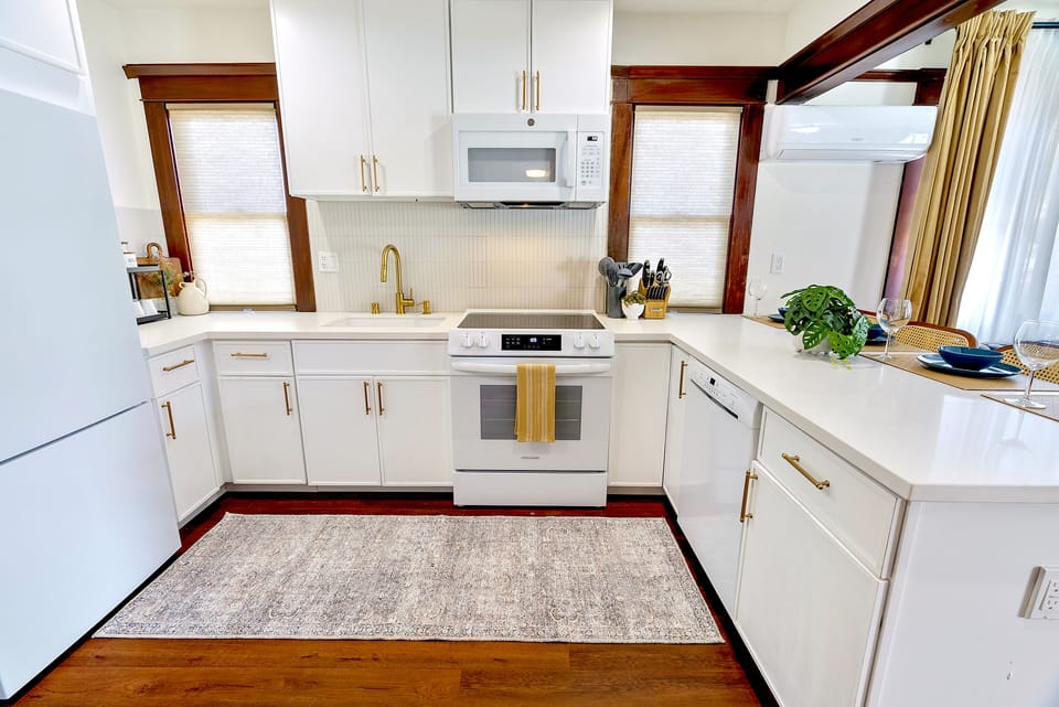 Well-equipped kitchen with Refrigerator, Stove, Microwave and Dishwasher. 