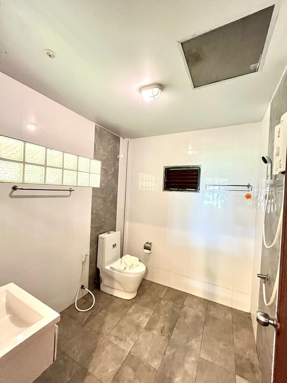 Shower, rainfall showerhead, free toiletries, hair dryer
