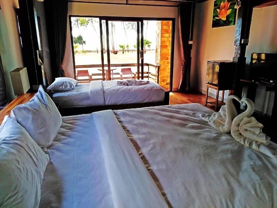 Double or Twin Room | Premium bedding, pillowtop beds, desk, blackout drapes