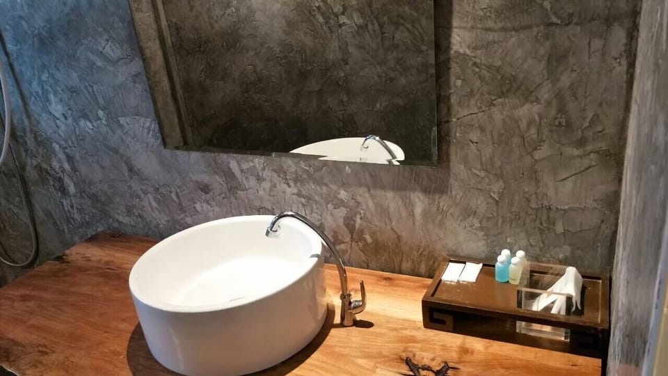 Classic Single Room | Bathroom | Shower, rainfall showerhead, free toiletries, hair dryer