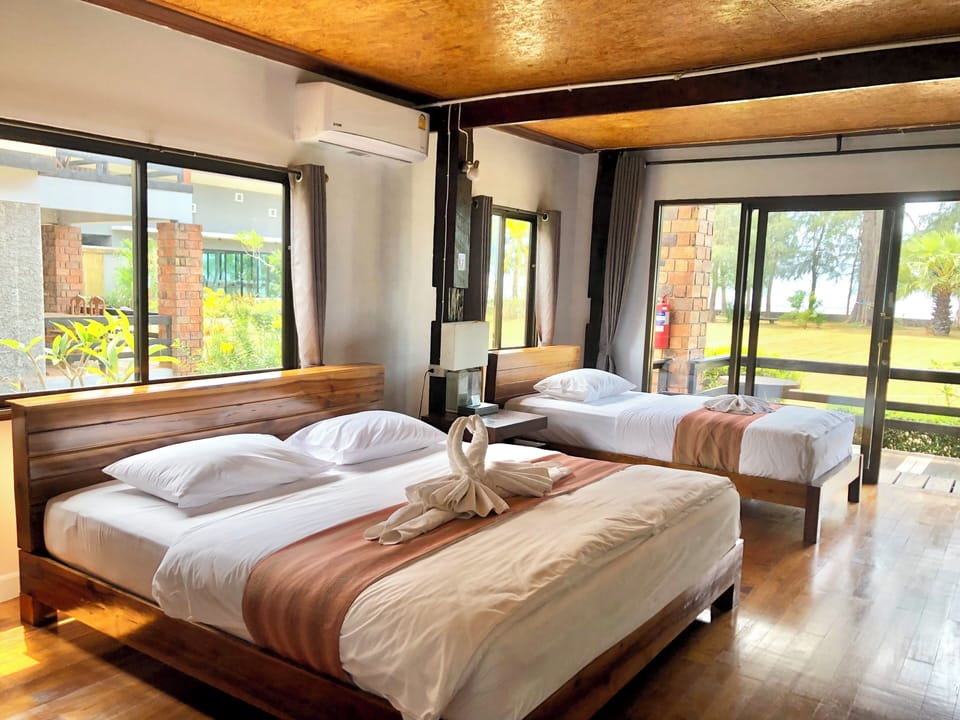 Double or Twin Room | Premium bedding, pillowtop beds, desk, blackout drapes