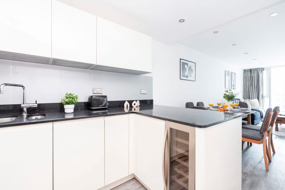 City Apartment | Private kitchen | Full-size fridge, microwave, oven, stovetop