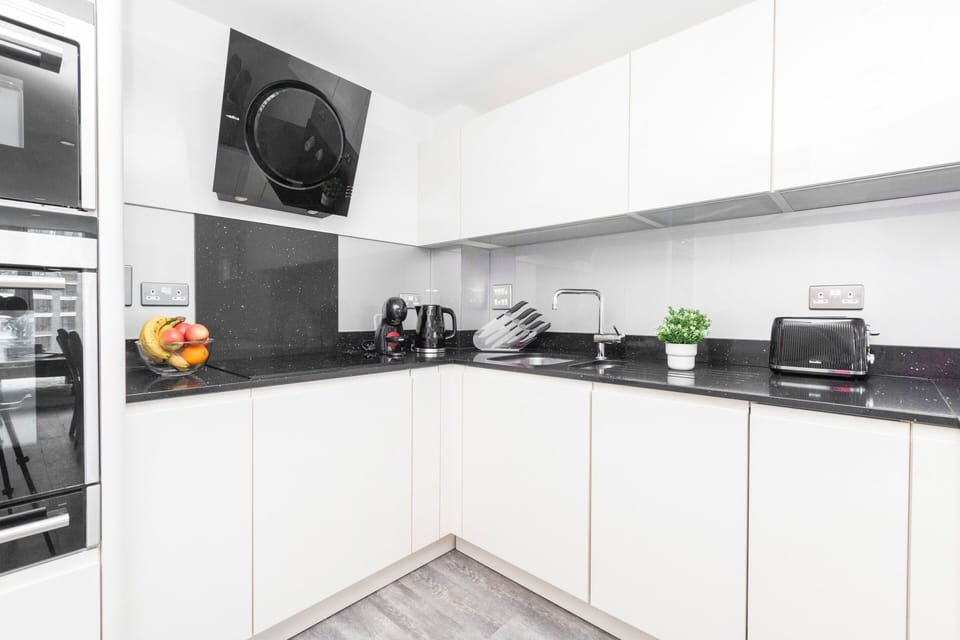 City Apartment | Private kitchen | Full-size fridge, microwave, oven, stovetop