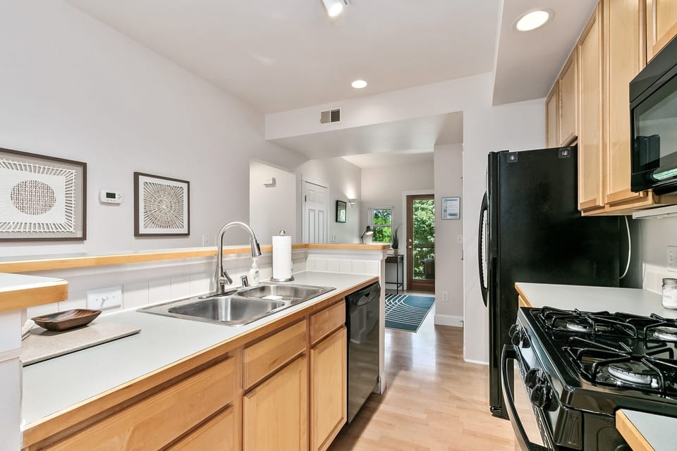 Condo, Multiple Beds, Balcony, Garden View (405 Mason Court (Unit 215)) | Private kitchen | Fridge, microwave, oven, stovetop