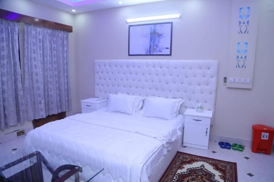 Desk, soundproofing, free WiFi, bed sheets