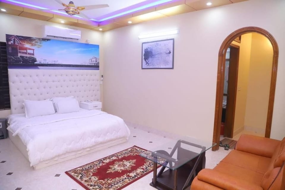 Desk, soundproofing, free WiFi, bed sheets