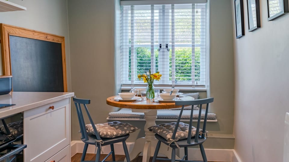 Dining Area, Gable Cottage, Bolthole Retreats