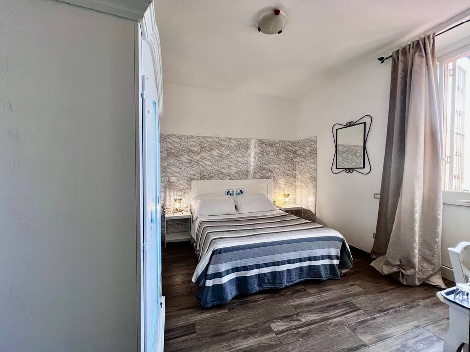 Standard Double Room | Minibar, desk, soundproofing, free WiFi