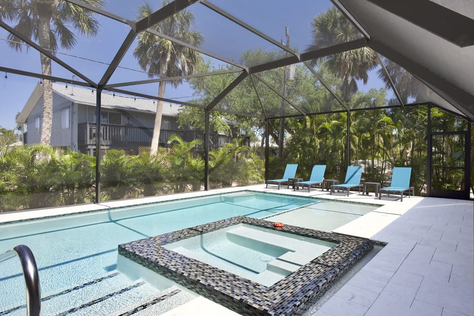 Screened in Pool and Hot Tub!
