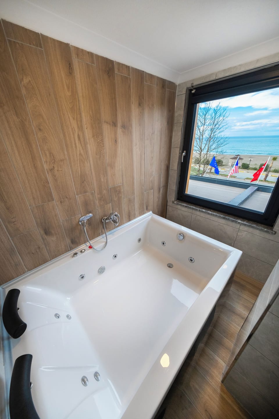 Deluxe Room | Jetted tub