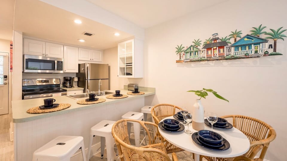 There is additional seating for 4 at the kitchen island...