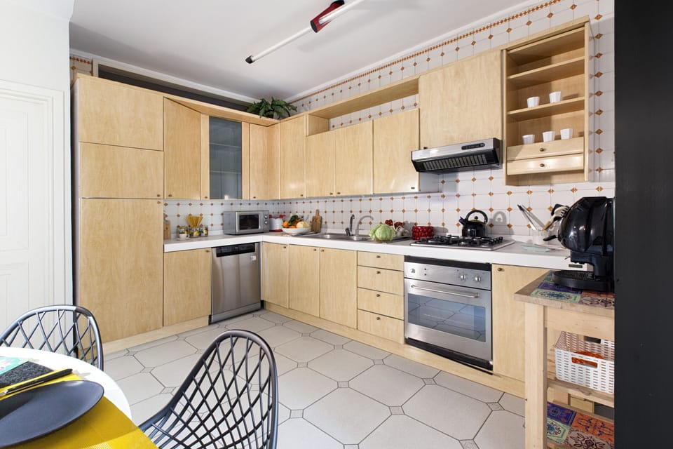Microwave, dishwasher, coffee/tea maker, cookware/dishes/utensils