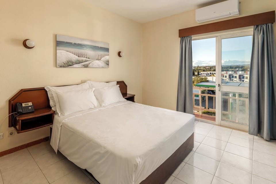 Quarto Duplo com Varanda | Desk, free WiFi
