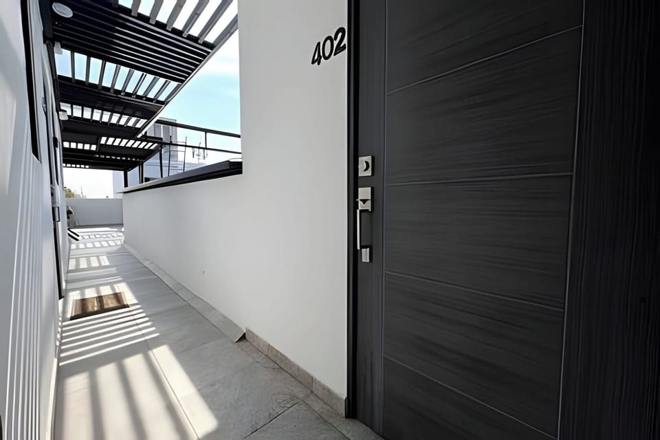 Entrada al apartaestudio, situado en la planta alta del edificio. 