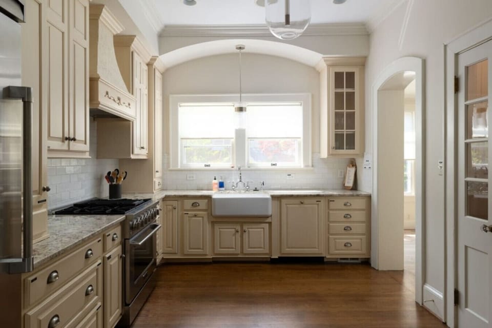 Large and fully stocked chef`s kitchen