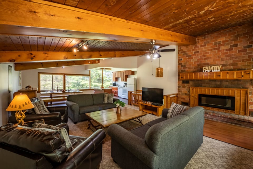 Classic Cottage, 4 Bedrooms, Mountain View | Living area | 40-inch LED TV with cable channels, fireplace