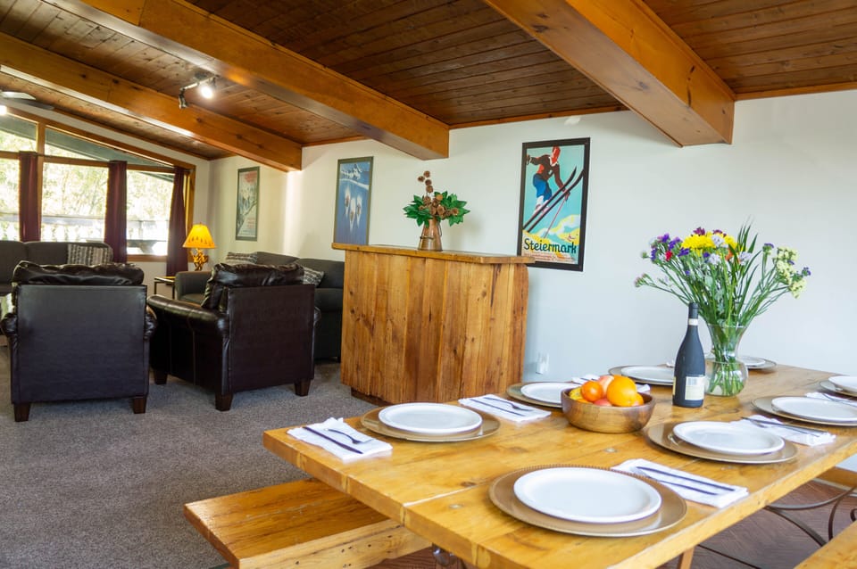 Classic Cottage, 4 Bedrooms, Mountain View | Living area | 40-inch LED TV with cable channels, fireplace