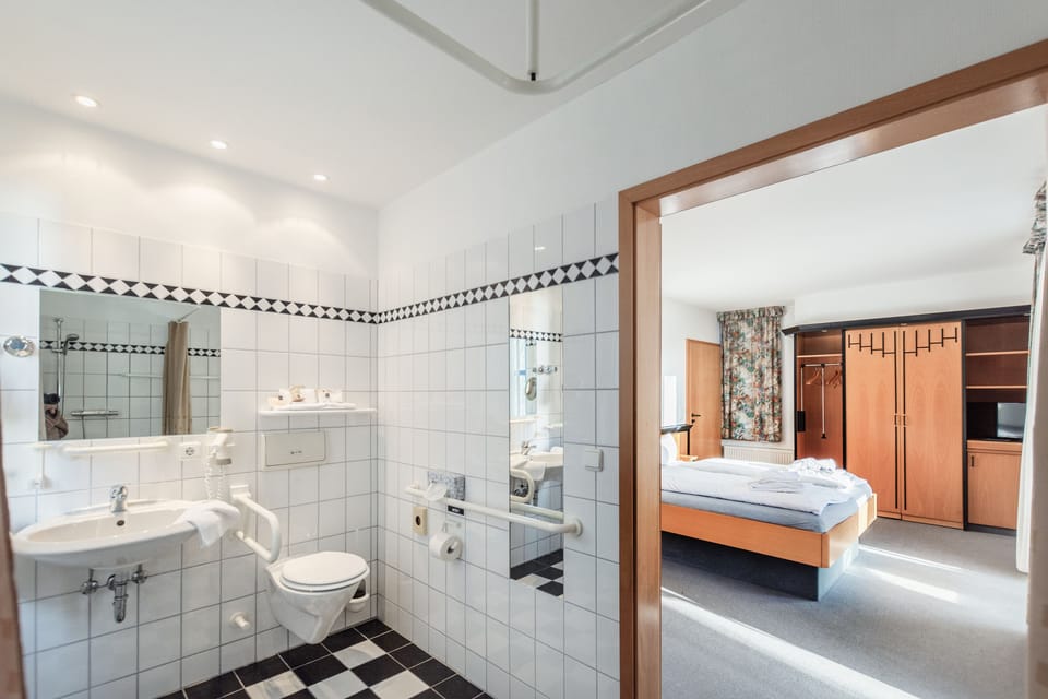 Deluxe Room, Patio | Hypo-allergenic bedding, in-room safe, desk, free WiFi