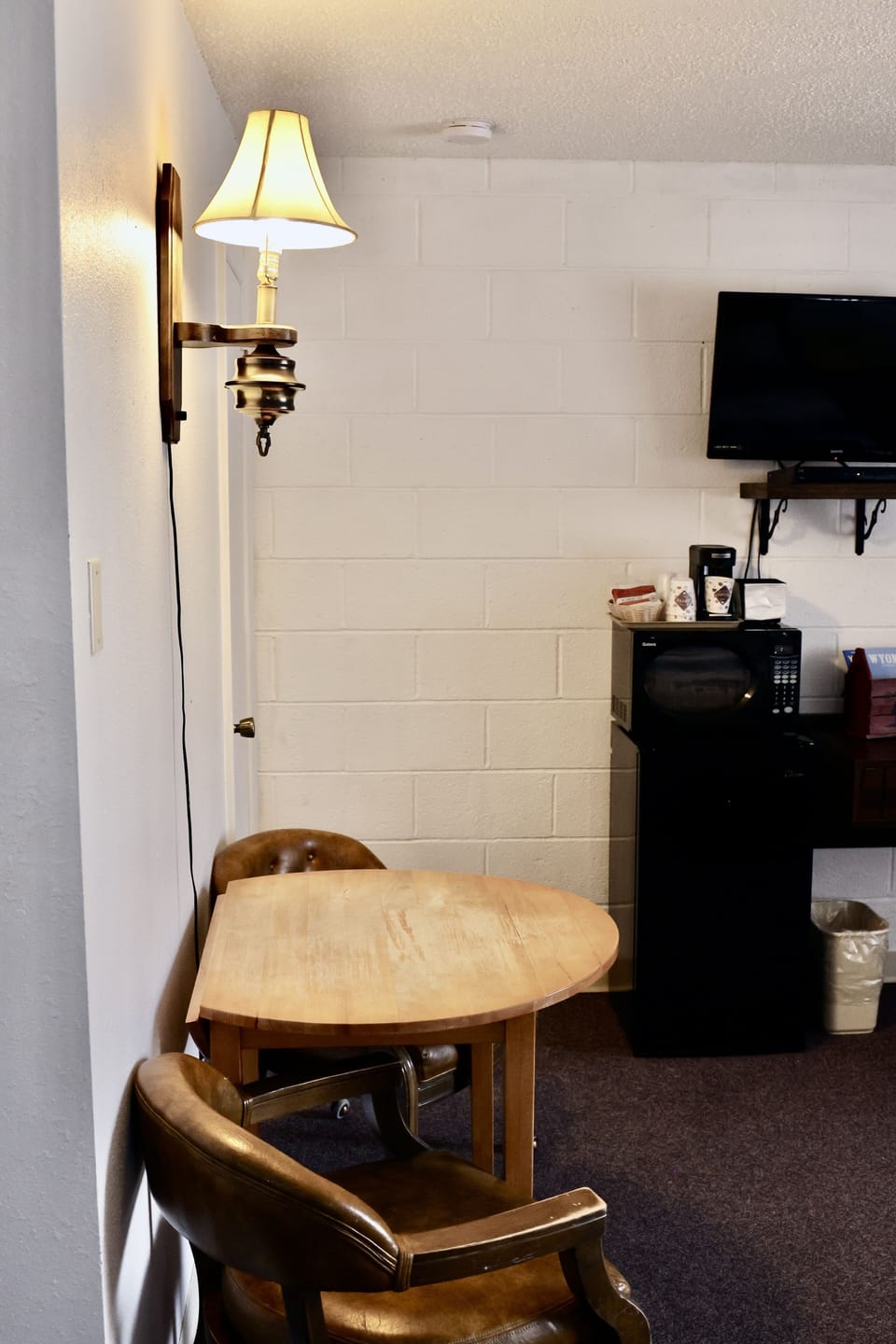 Double Room Single Use, Multiple Beds | Living area | 50-inch flat-screen TV with satellite channels
