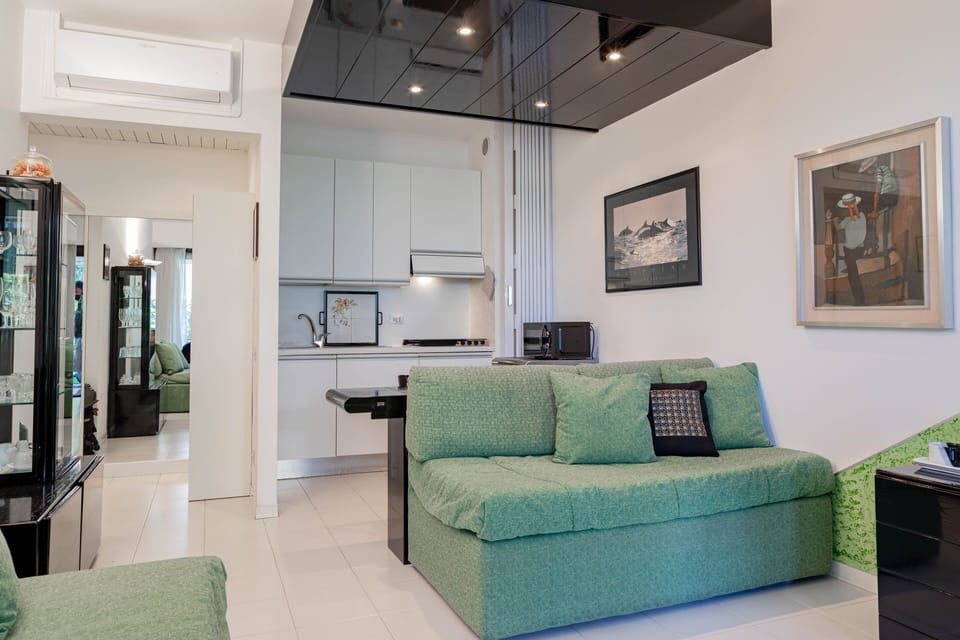 Living area and kitchen (2)