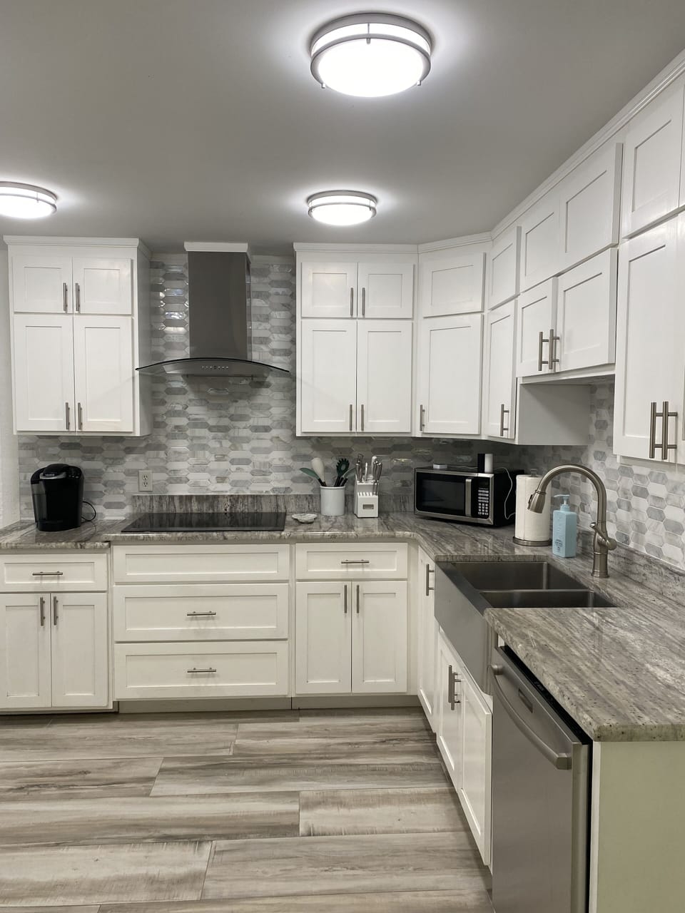  Fully stocked kitchen with glass flat cooktop, Keurig-cup K duo coffee maker.