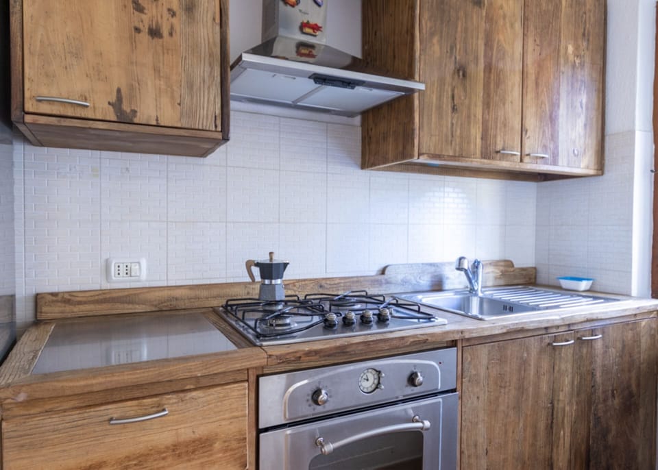 Detail kitchen-Eleonora-Marina di Campo