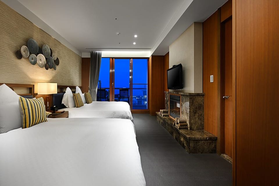 Modern Building-Deluxe Suite | Premium bedding, free minibar, in-room safe, desk