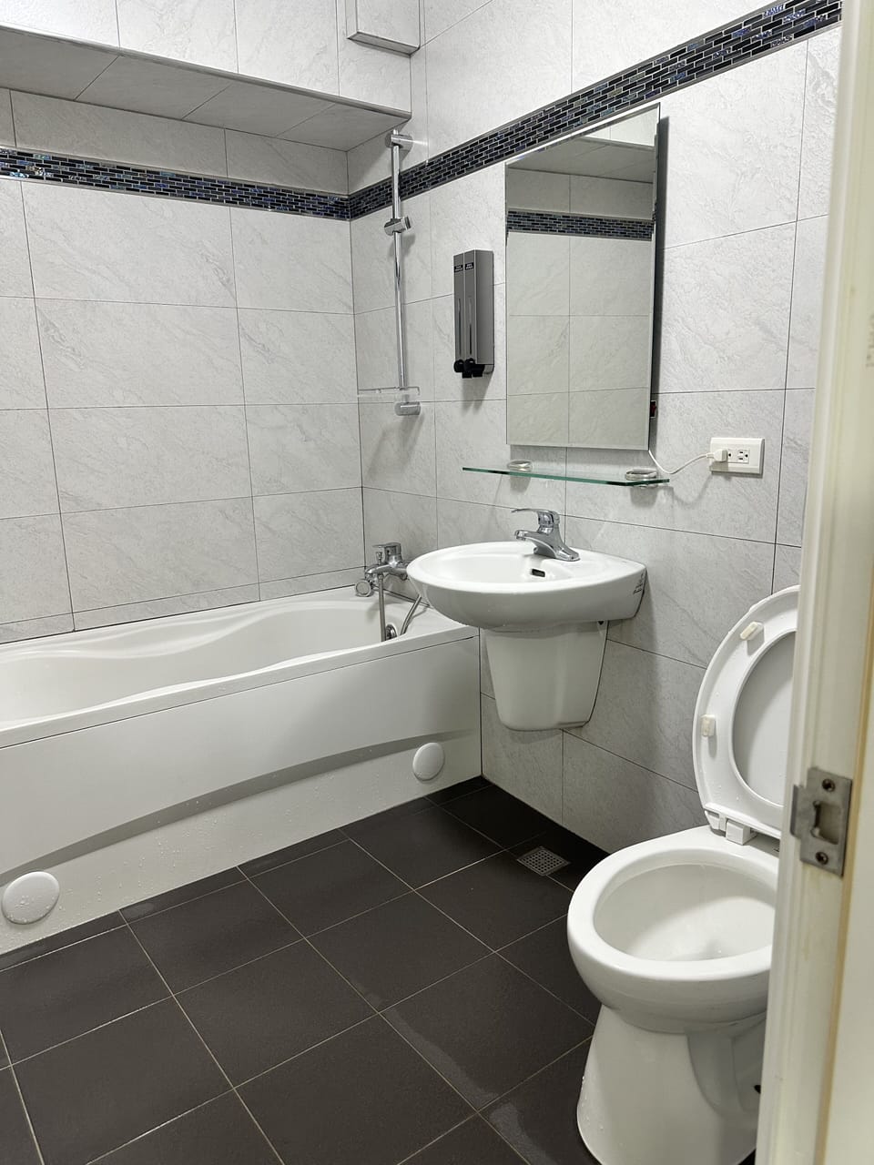 Business Double Room | Bathroom | Separate tub and shower, rainfall showerhead, free toiletries