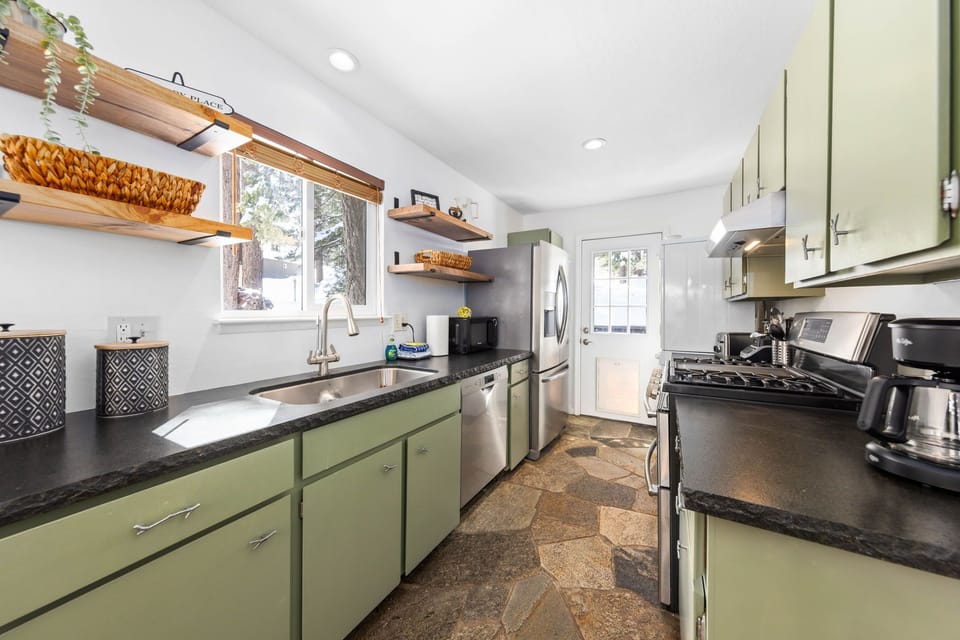 Fully equipped kitchen with high end stainless steel appliances and gas stove