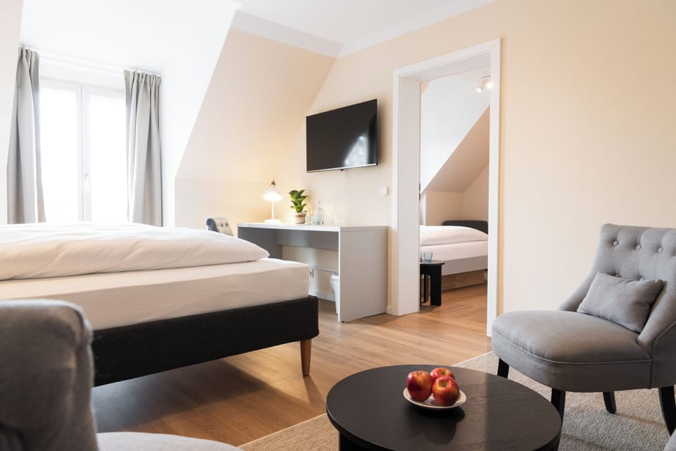 Premium bedding, in-room safe, individually decorated