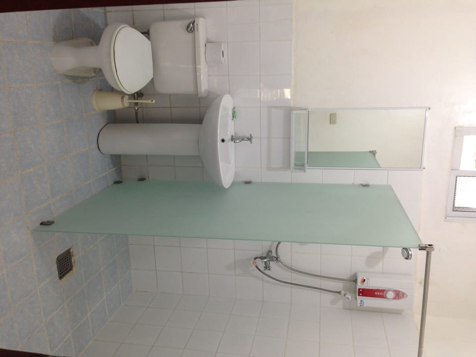 Superior Room | Bathroom | Shower, hair dryer, towels