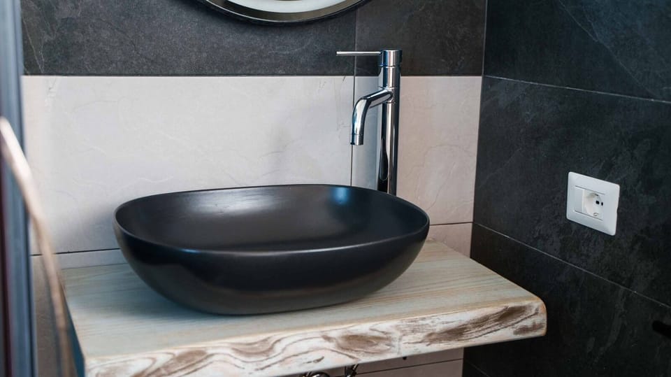 Superior Room | Bathroom | Shower, hair dryer, bidet, towels