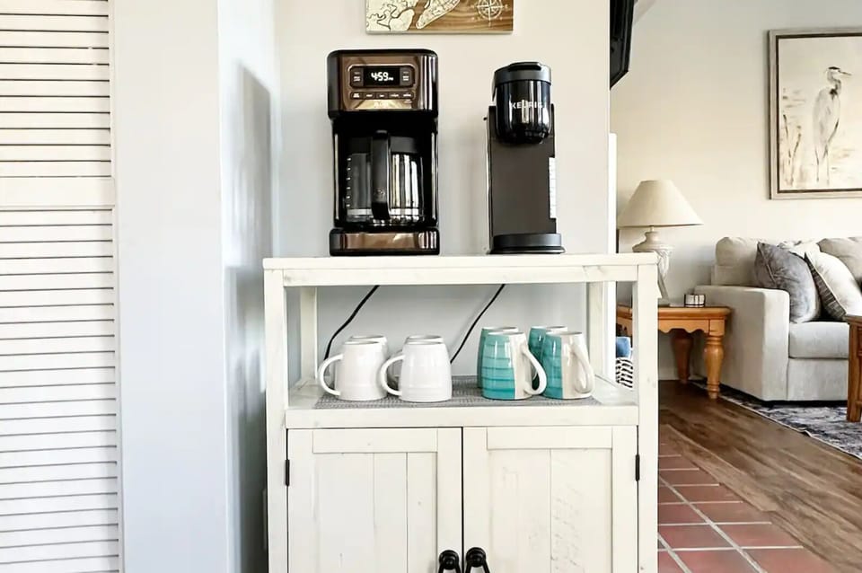 Coffee bar with standard drip and Keurig style for coffee lovers!