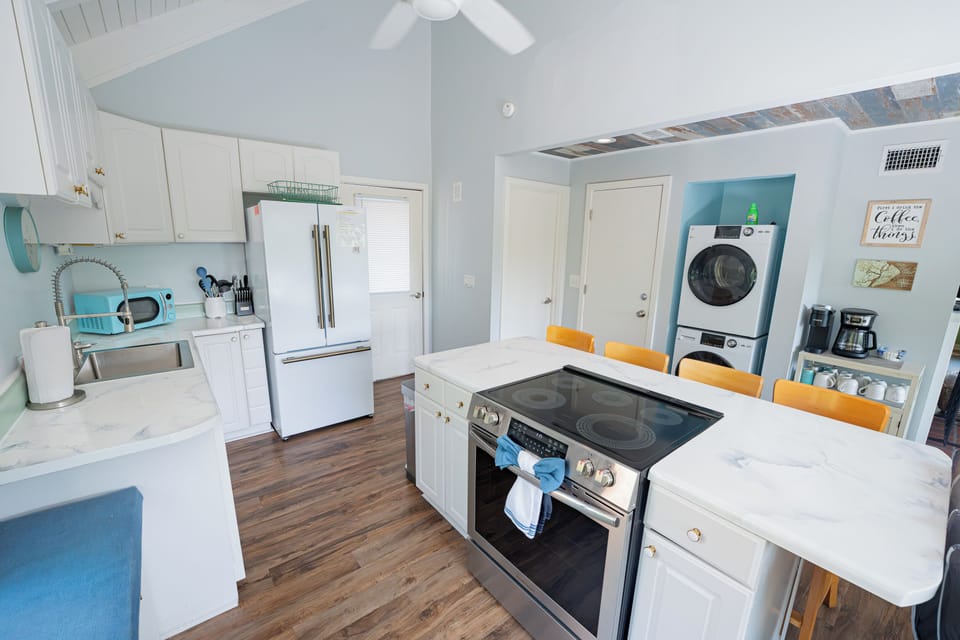 Large island - Your guests or family  can hang out in the kitchen with the cook 