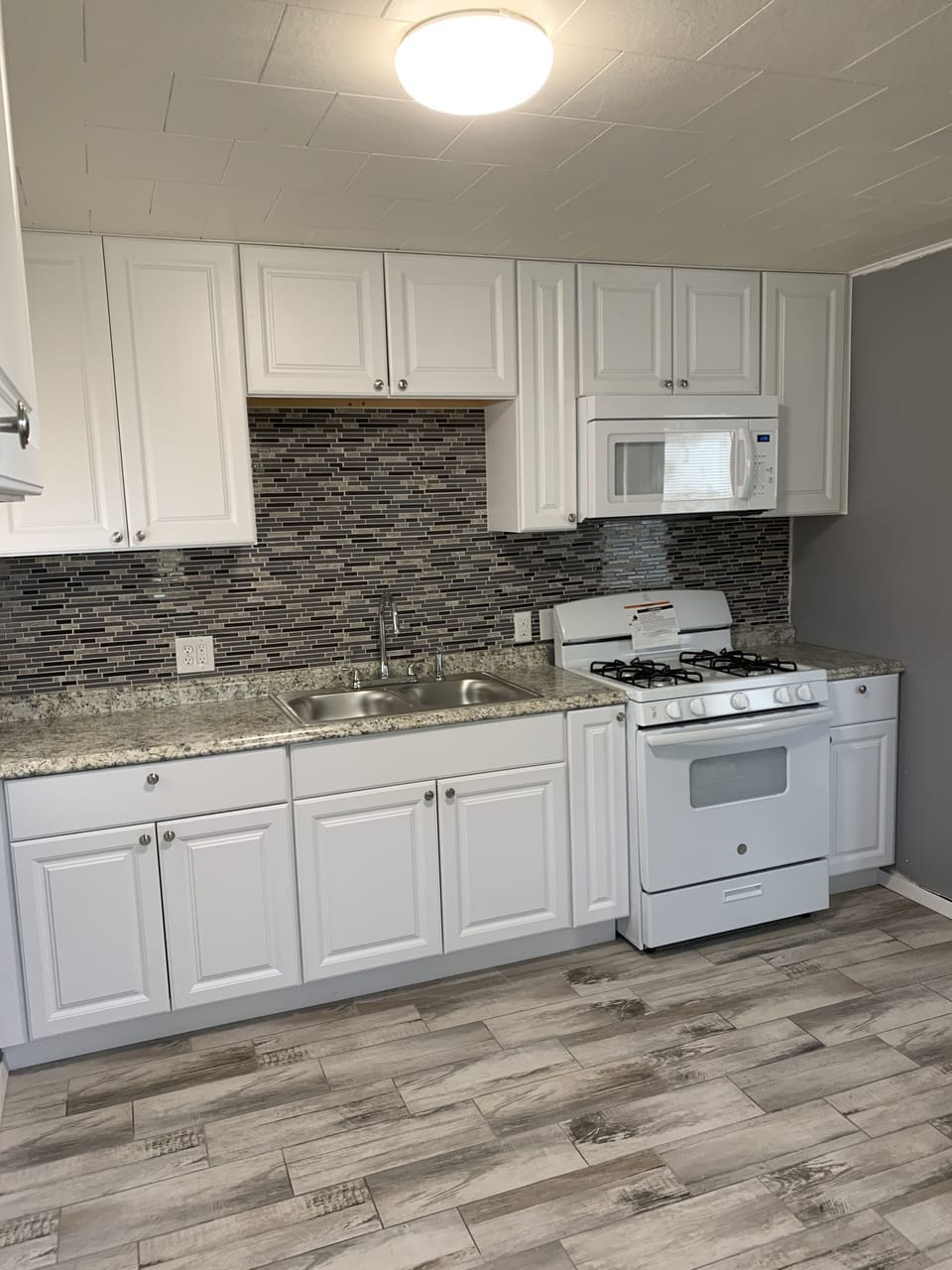 Fully stick kitchen for everyday essentials. Gas stove!