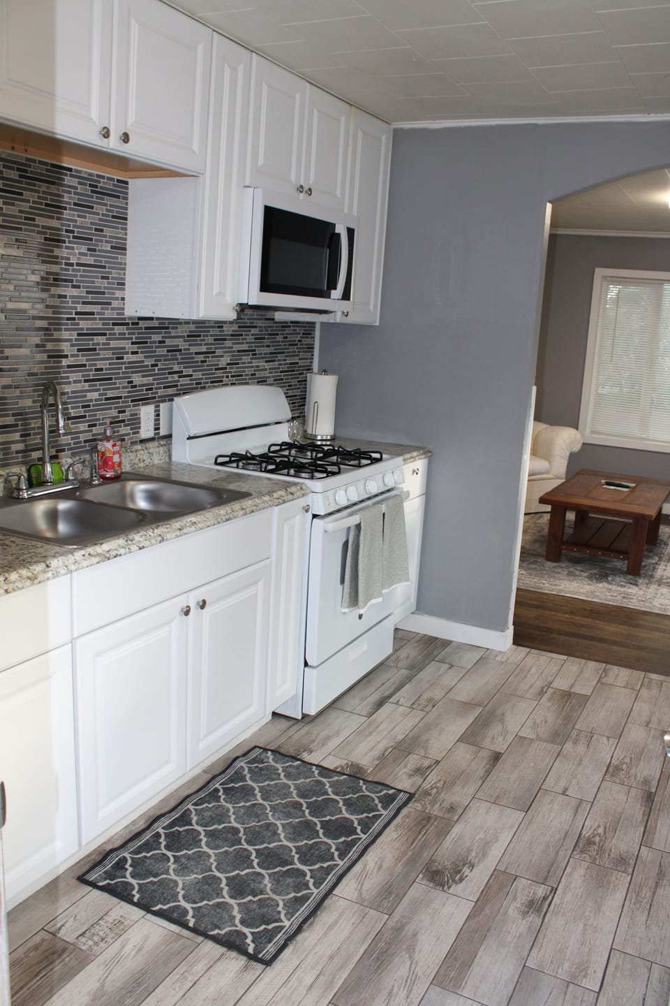 Fully stick kitchen for everyday essentials. Gas stove!