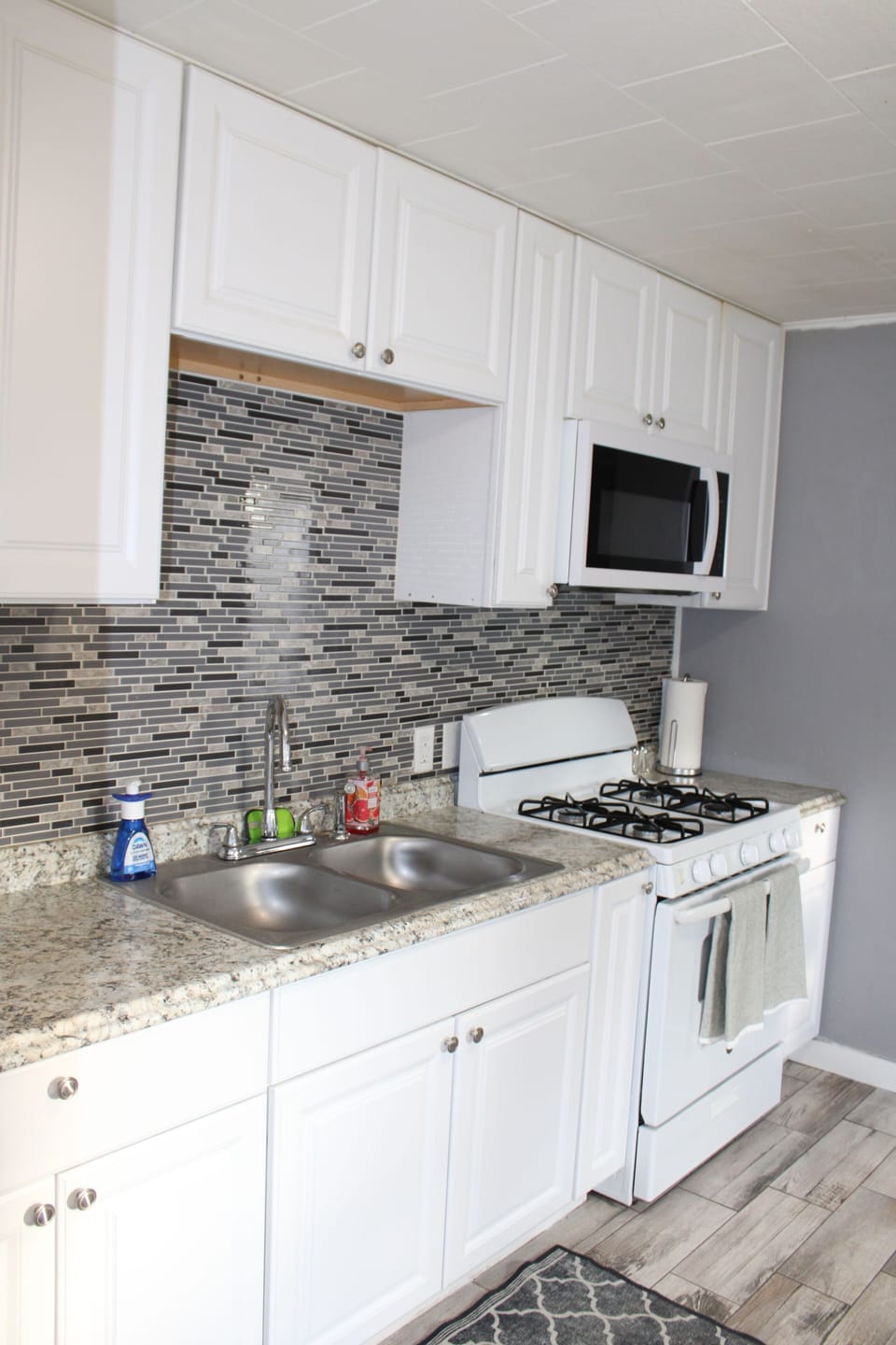 Fully stick kitchen for everyday essentials. Gas stove!