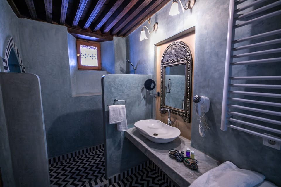 Signature Studio Suite | Bathroom | Shower, free toiletries, hair dryer, slippers