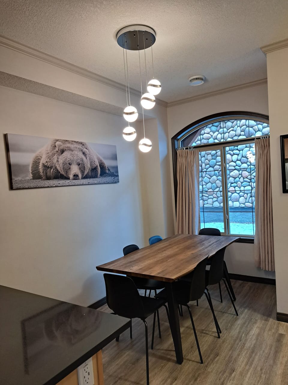 seating for 8 at table and counter bar with stools